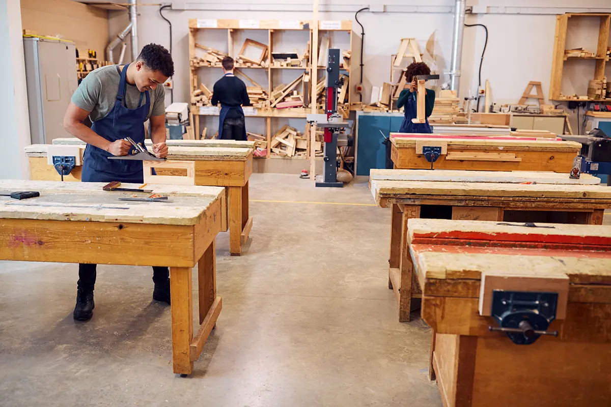 Vue d'ensemble d'un atelier de menuiserie