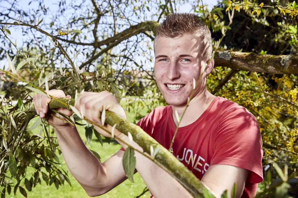 Gros plan de Florian devant un arbre