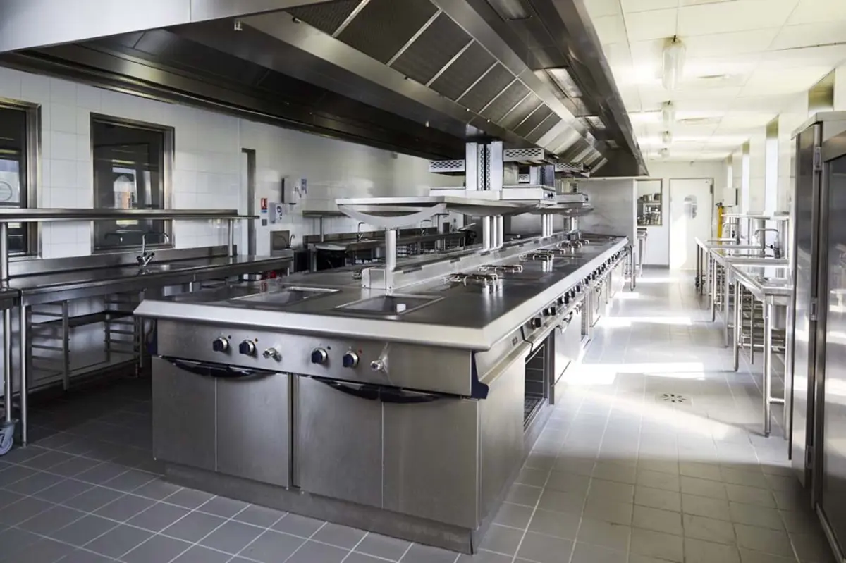 Vue d'ensemble d'une cuisine professionnelle tout en inox
