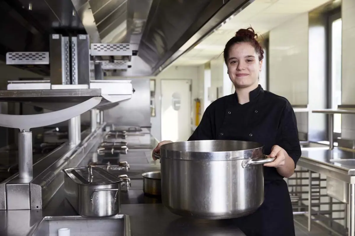 Lolo porte une marmite en inox