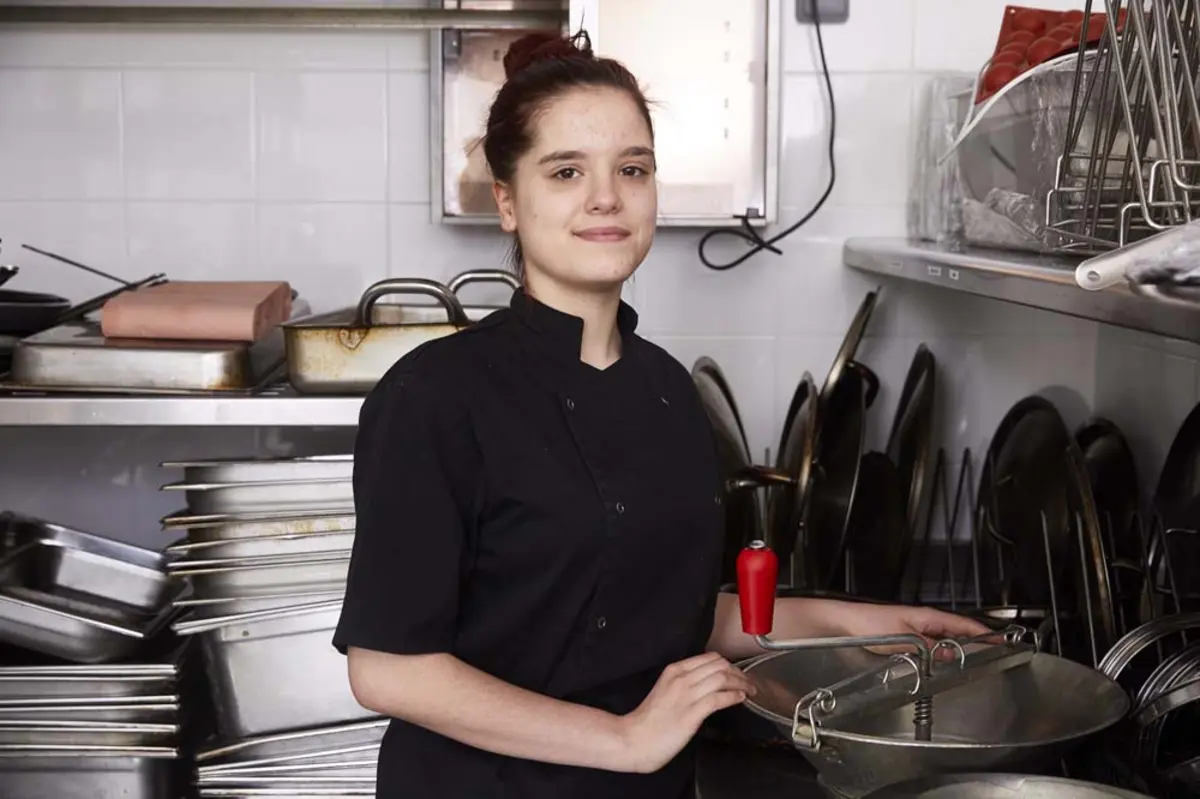 Lola s'appr&ecirc;te &agrave; faire la plonge