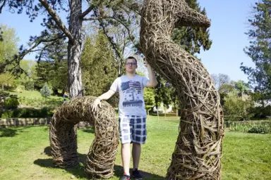Enzo pose contre un arbre