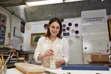 Anastasia pr&eacute;pare de la colle pour un cadre