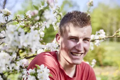 Gros plan de Florian tout sourire