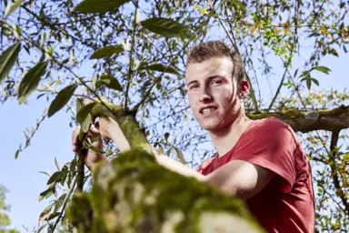 Florian devant un arbre