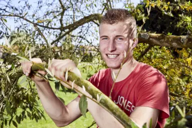 Gros plan de Florian devant un arbre