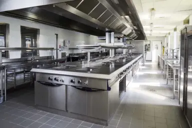 Vue d'ensemble d'une cuisine professionnelle tout en inox
