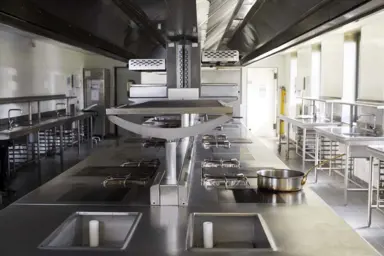 Vue d'ensemble d'une cuisine professionnelle tout en inox