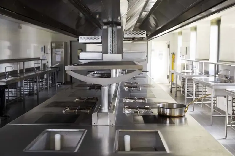 Vue d'ensemble d'une cuisine professionnelle