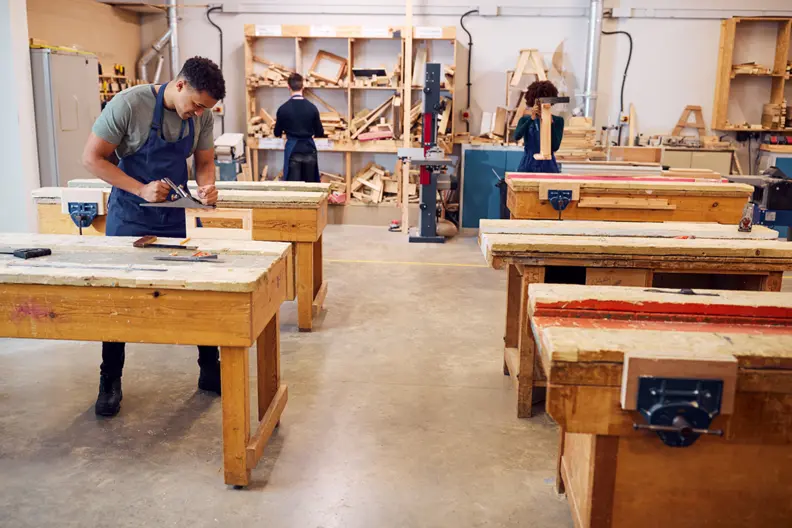 Vue d'ensemble d'un atelier de menuiserie