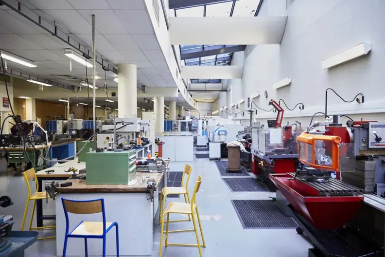 Vue d'ensemble d'un atelier de travail